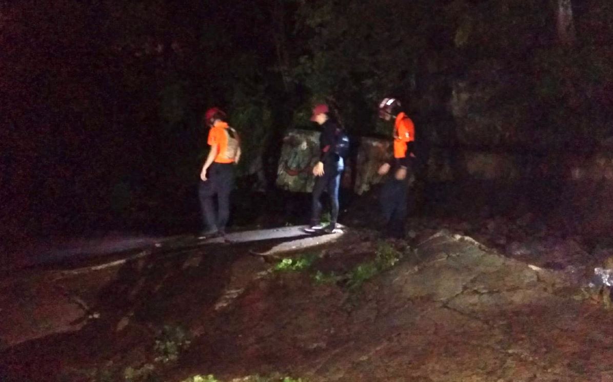 Rescatan a dos hombres y una mujer en el Cerro de la Silla
