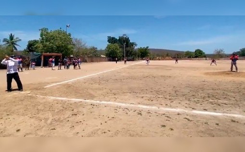 López Obrador hace parada en su gira para jugar beisbol en Sinaloa