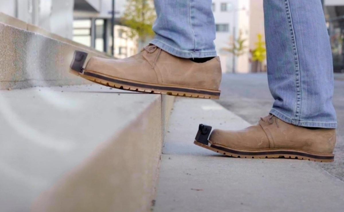Crean zapatos ‘inteligentes’ que te alertan sobre los obstáculos