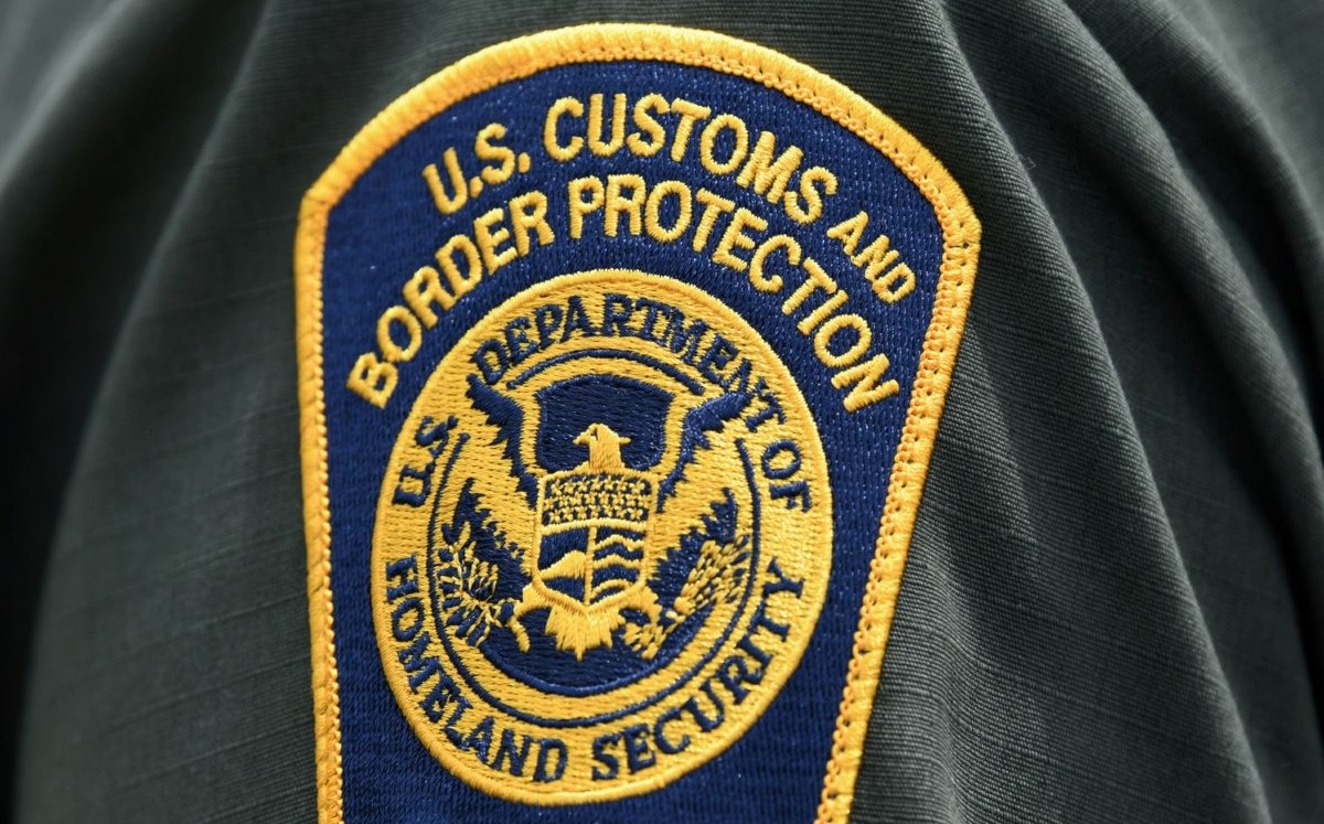 Ex agente fronteriza admite que ayudó a mexicana a cruzar ilegalmente a EU
