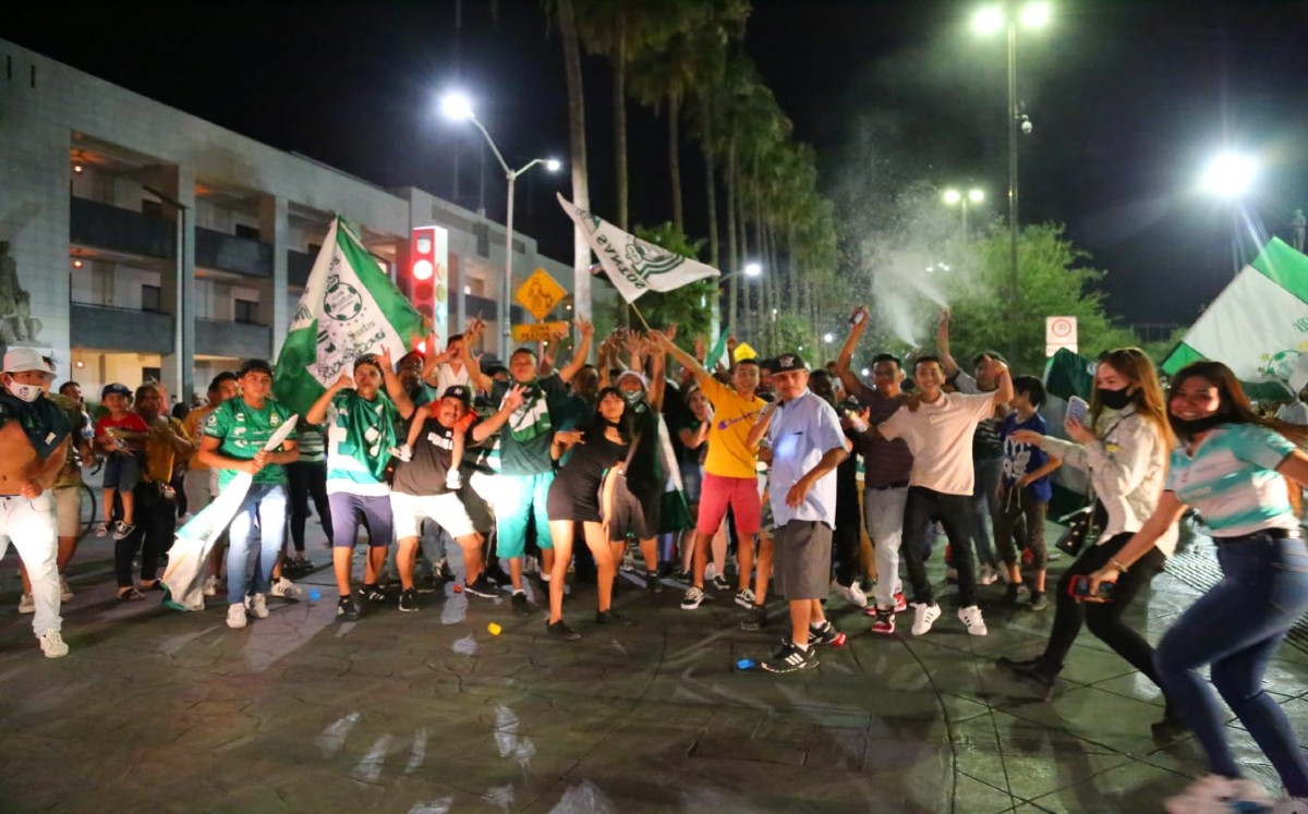 Afición de Santos sale a las calles a festejar pase a semifinales