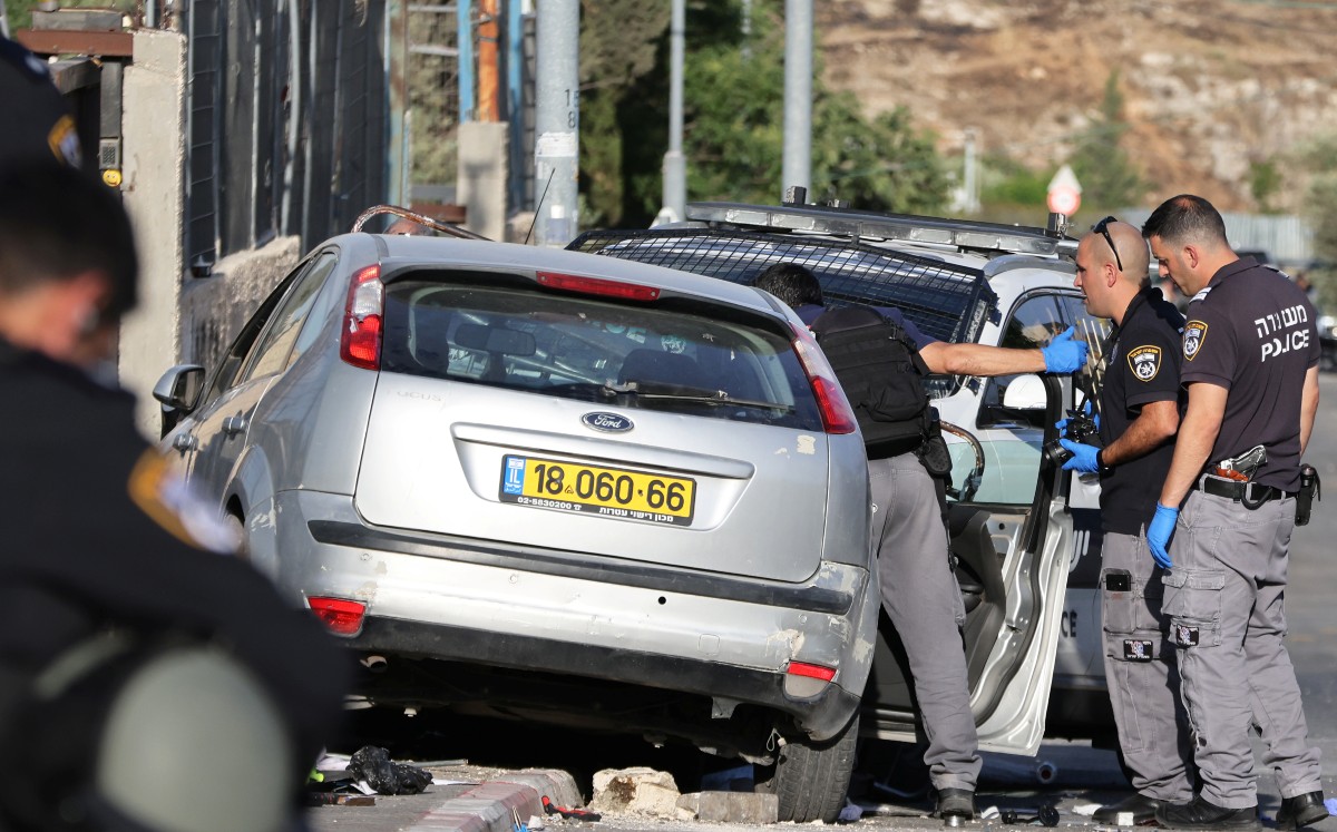 Fuerzas israelíes matan a palestino que embistió auto contra 6 policías