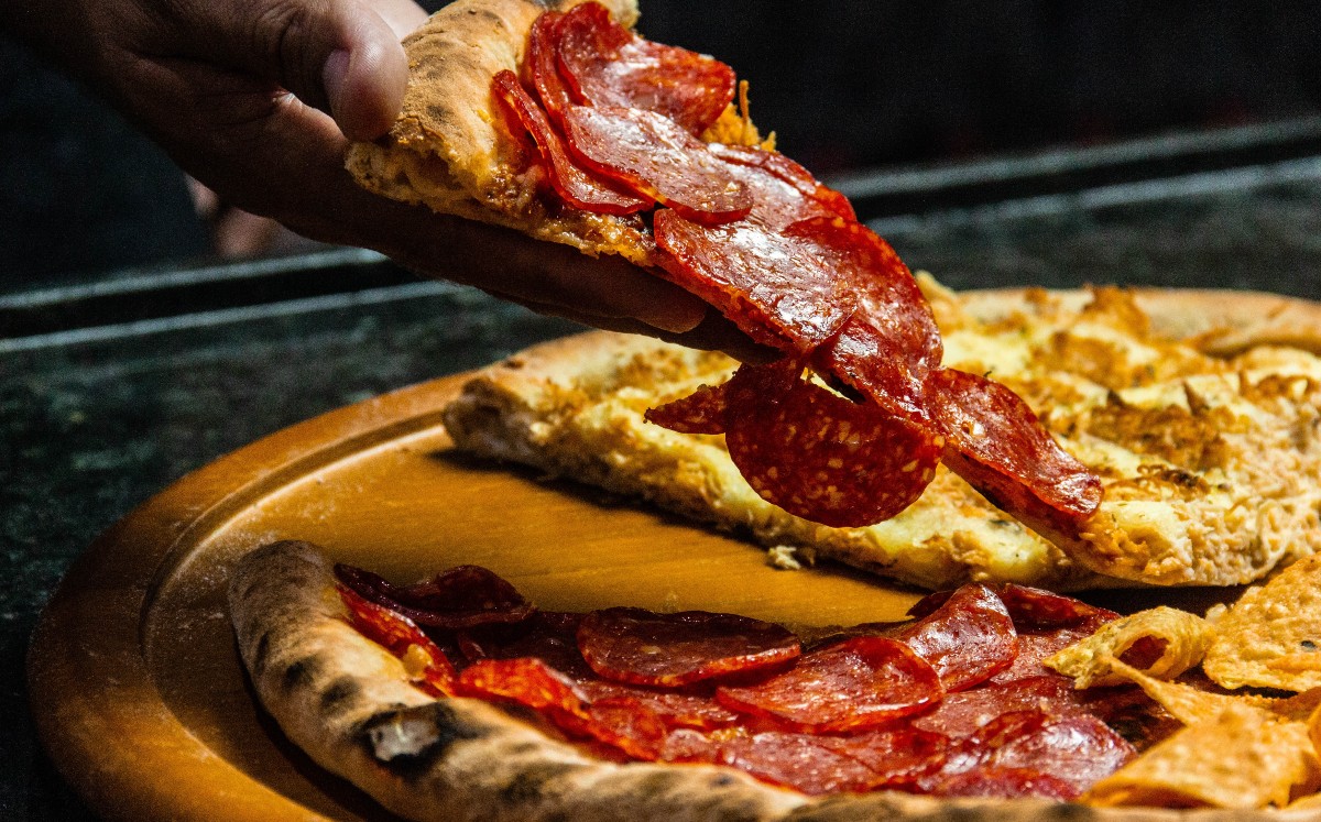 Joven se equivoca y denuncia homofobia de pizzería; leyó palabra de odio y resultó ser otra