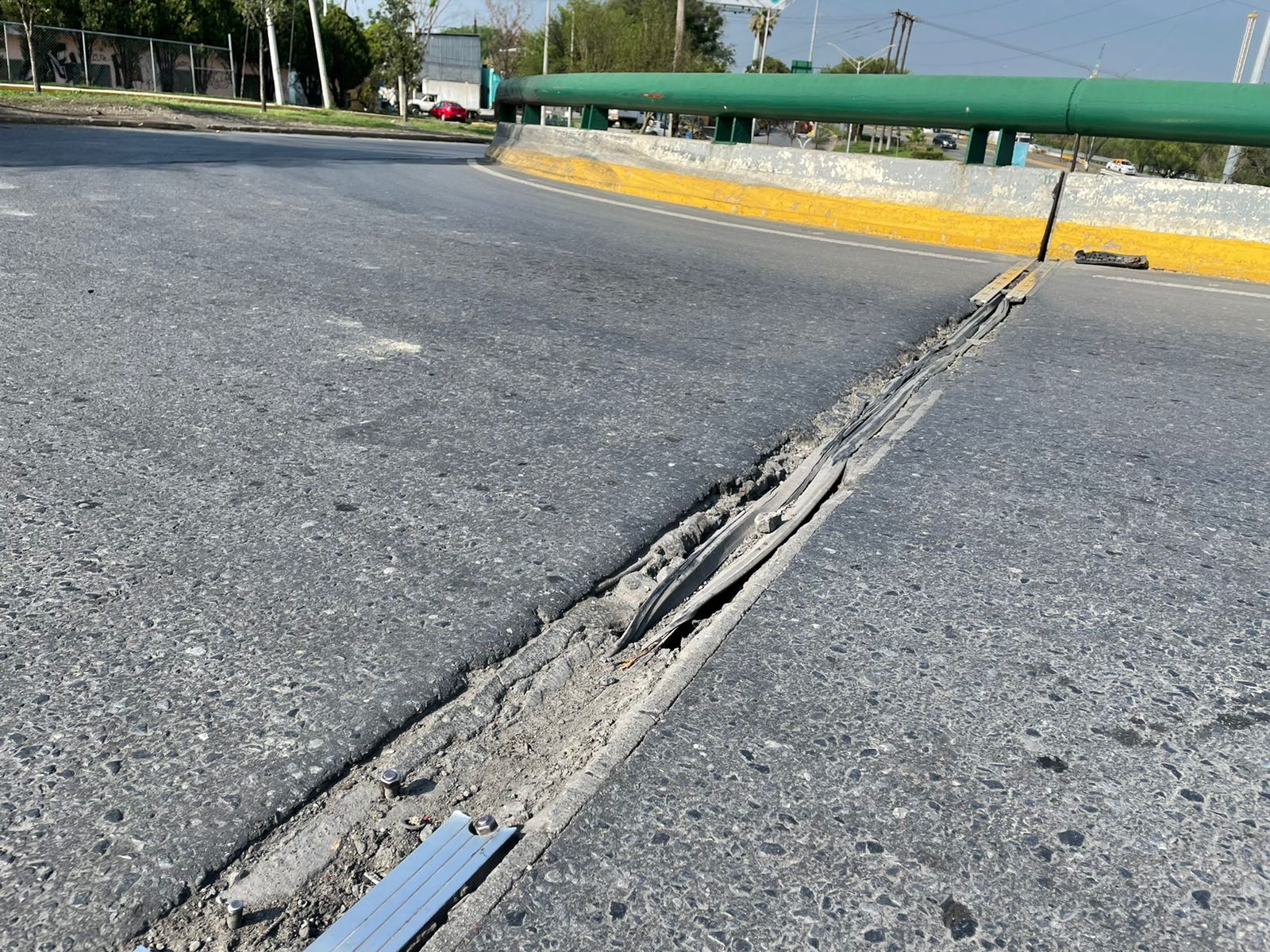 Denuncian mal estado de juntas en el Puente Guadalupe