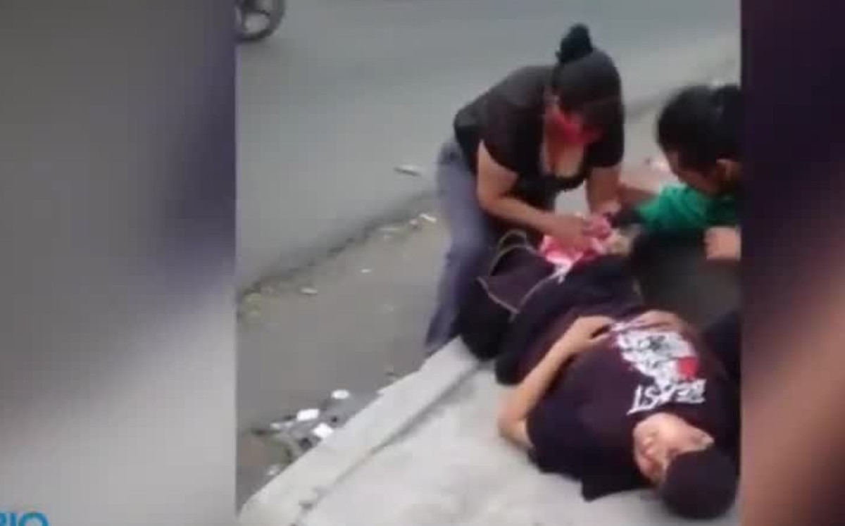 Mujer da a luz en plena calle en Los Reyes