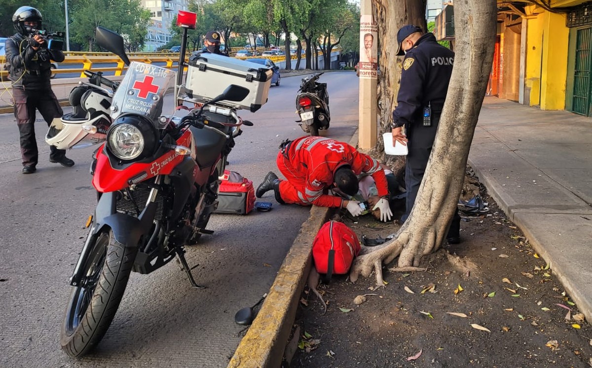 Por ir a exceso de velocidad, motociclista queda gravemente herido al chocar con un árbol