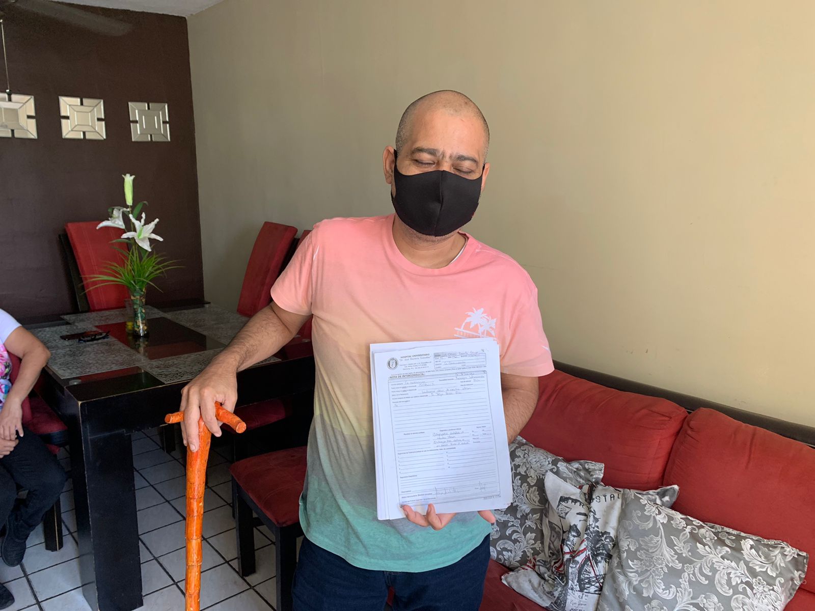 Hombre pide apoyo para pagar cirugía que regresaría movilidad a su pierna derecha