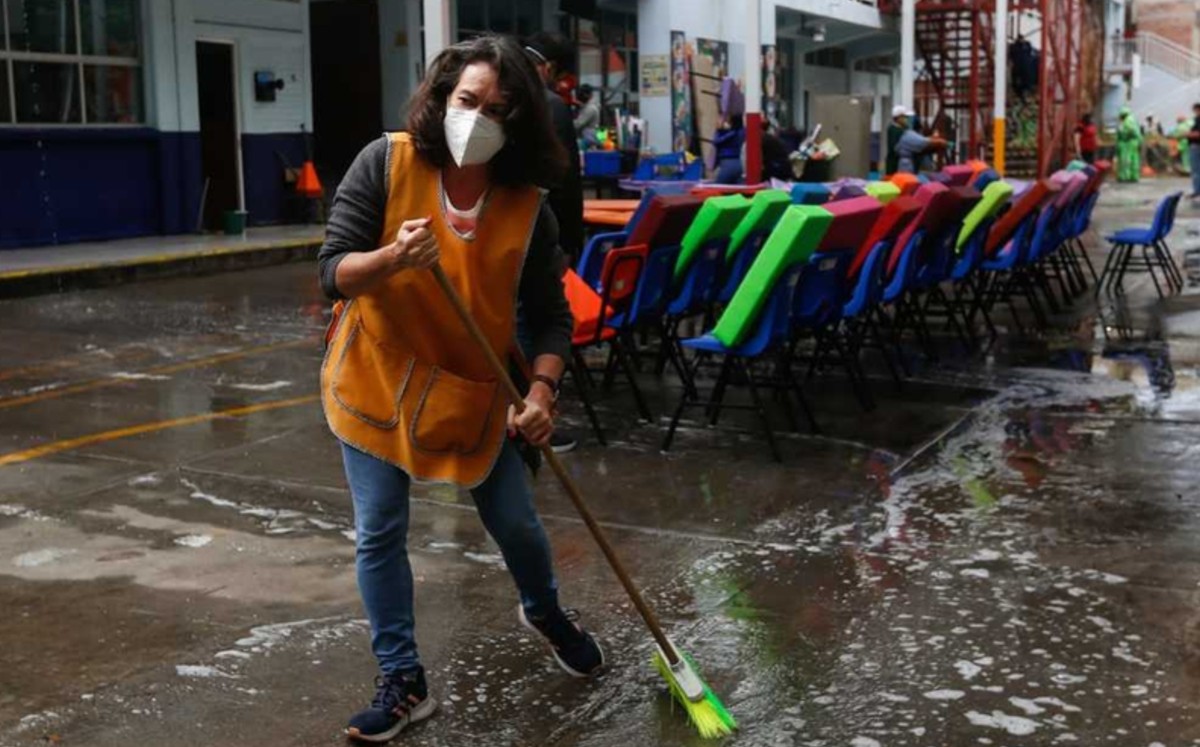 Realizan labores de limpieza en escuelas de la CDMX