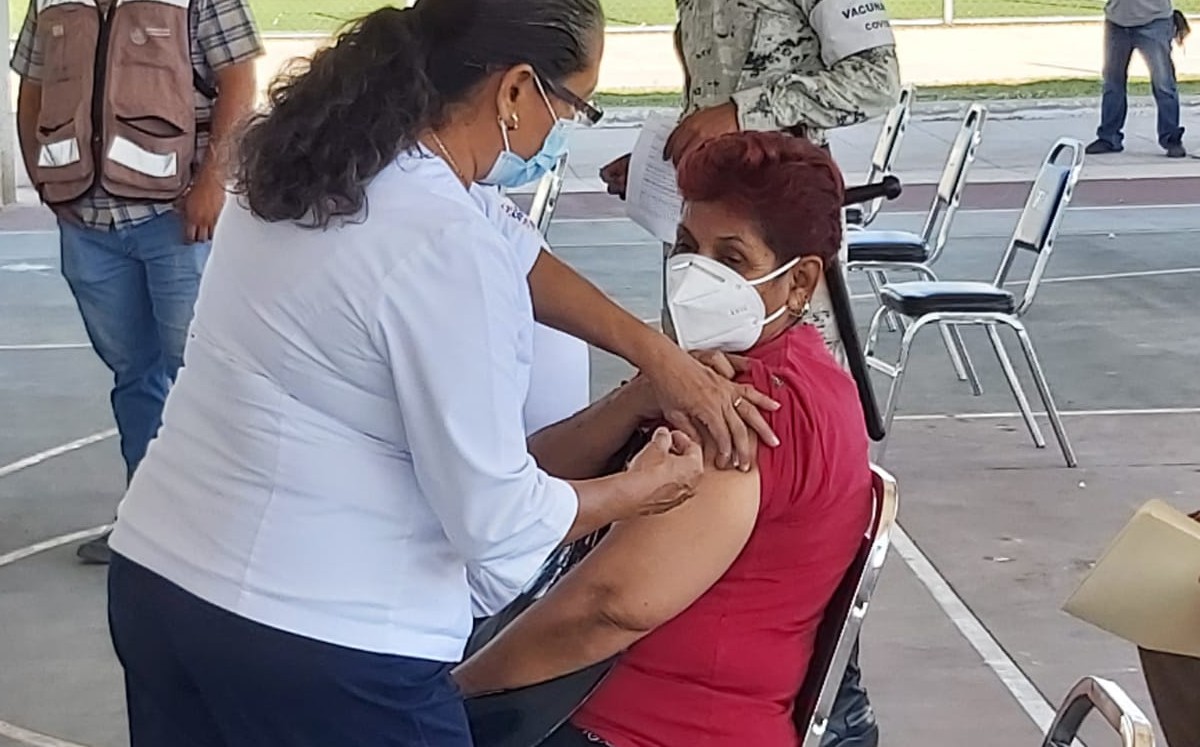 Arranca aplicación de segunda dosis a adultos mayores en instalaciones de la UJED