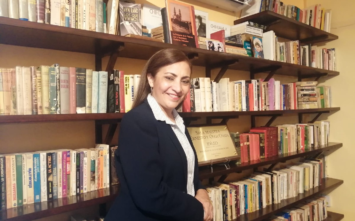 La maestra Renata convirtió su casa en una biblioteca para fomentar la lectura