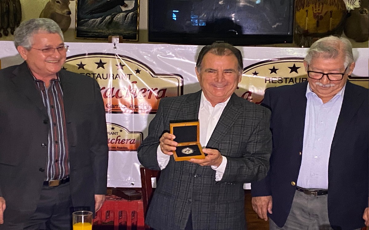 Eloy Cavazos recibe medalla tras 50 años de "que abrió la puerta grande" en Plaza Las Ventas