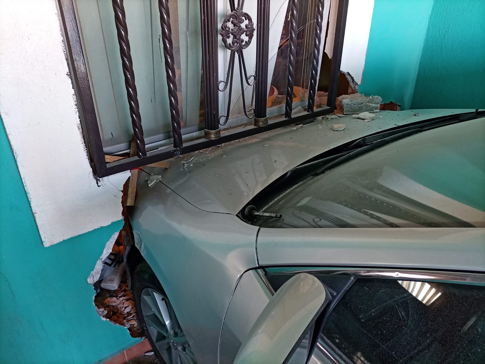 Taxista ocasiona fuerte accidente en Torreón y huye; camioneta terminó dentro de domicilio