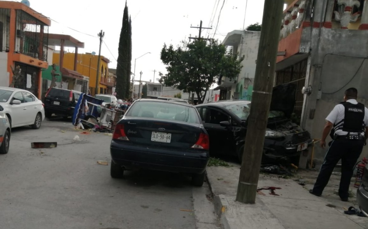 Conductor convulsiona, embiste a elotero y choca contra una casa en Apodaca