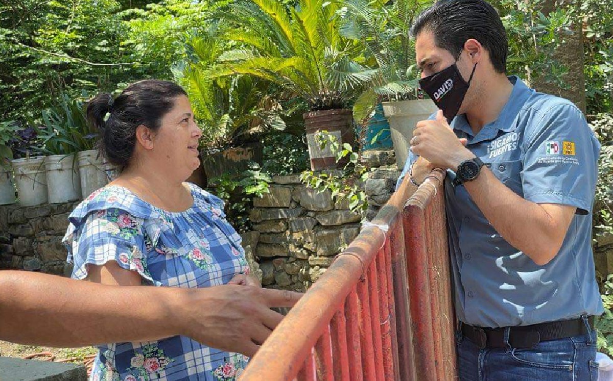 David de la Peña promete ampliar programa de becas en Santiago