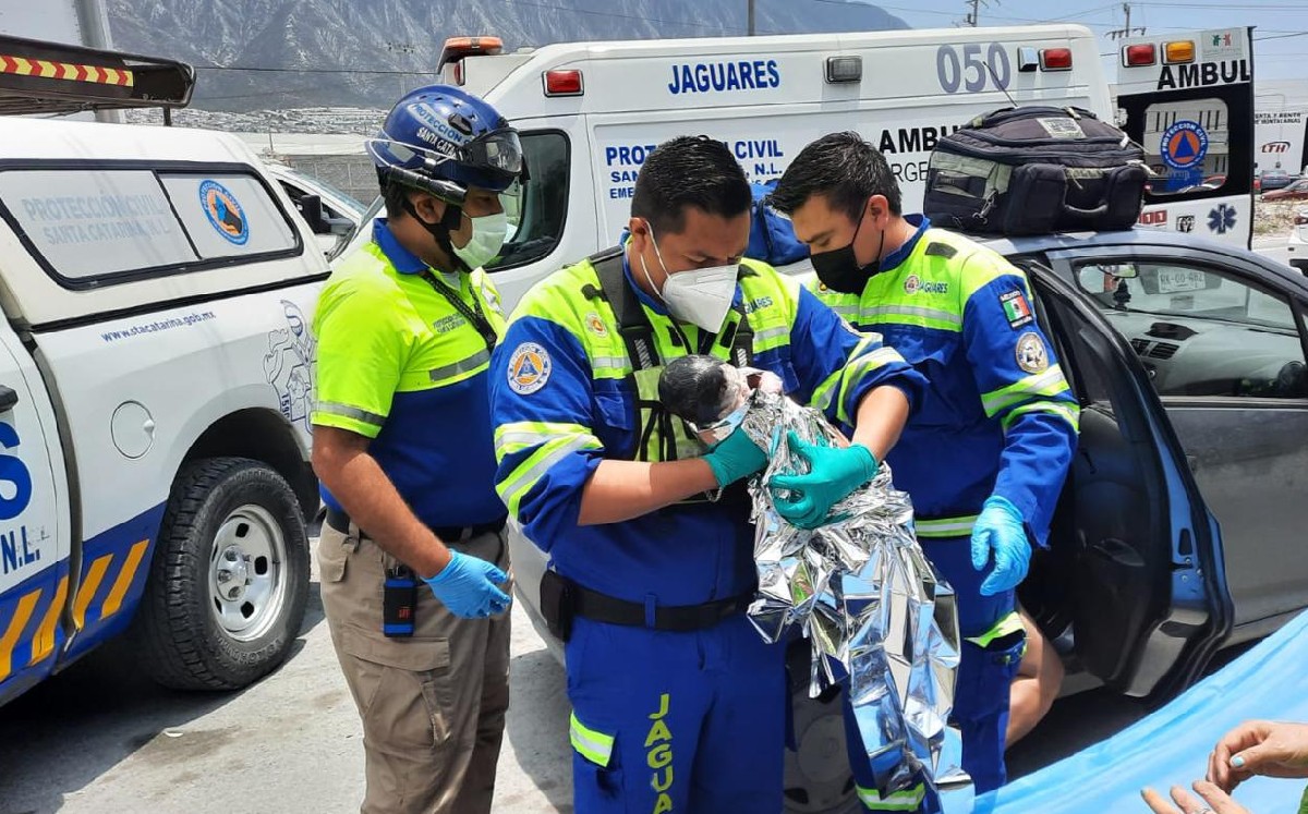 Mujer no alcanza a llegar al hospital y da a luz en un auto en Santa Catarina