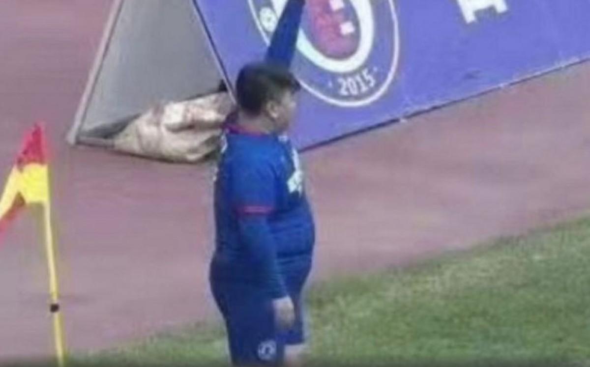 Magnate compra equipo de futbol y obliga al DT a alinear a su hijo obeso