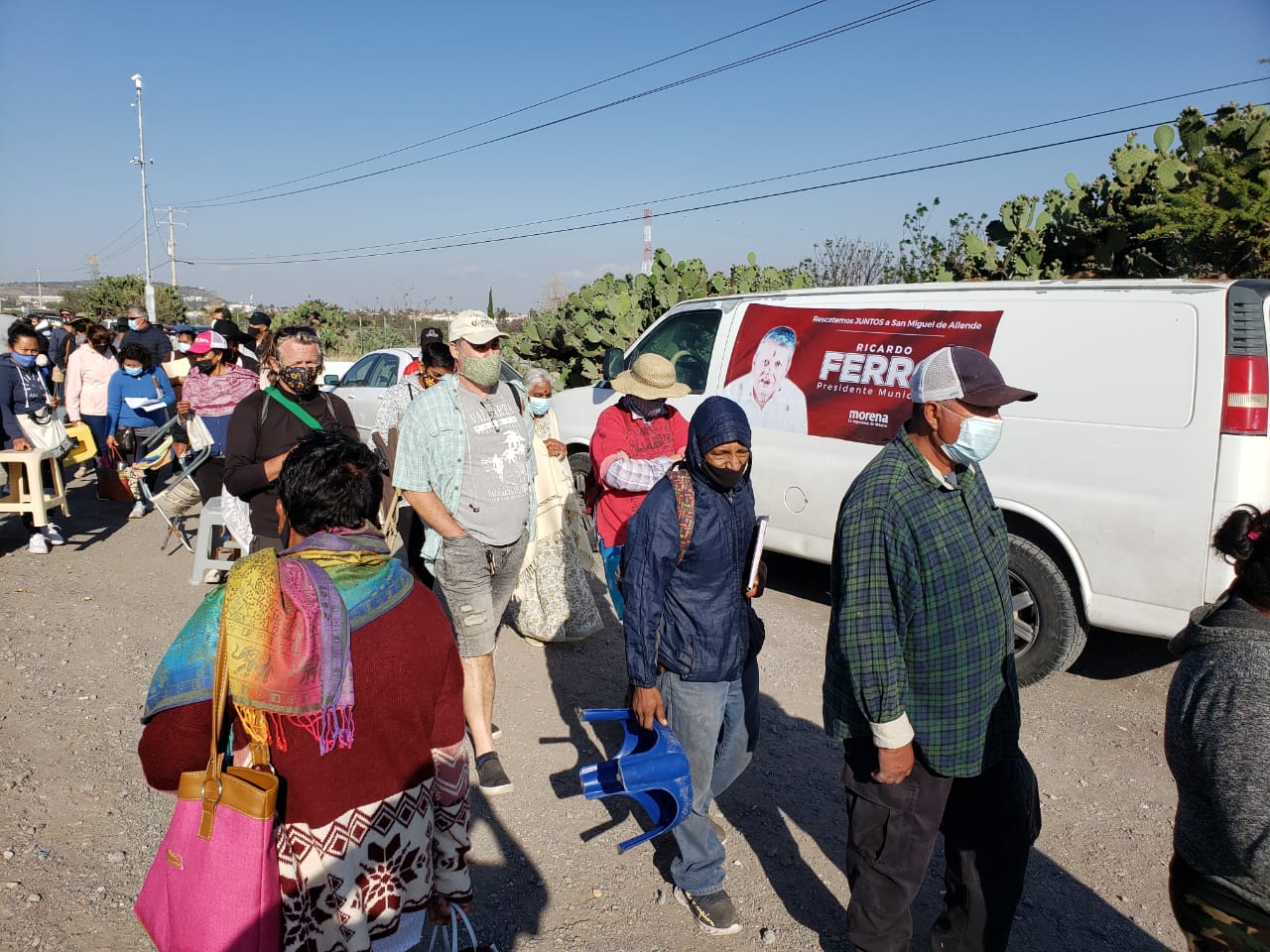 Aprovecha Morena y hace campaña en fila de vacunación en San Miguel de Allende 