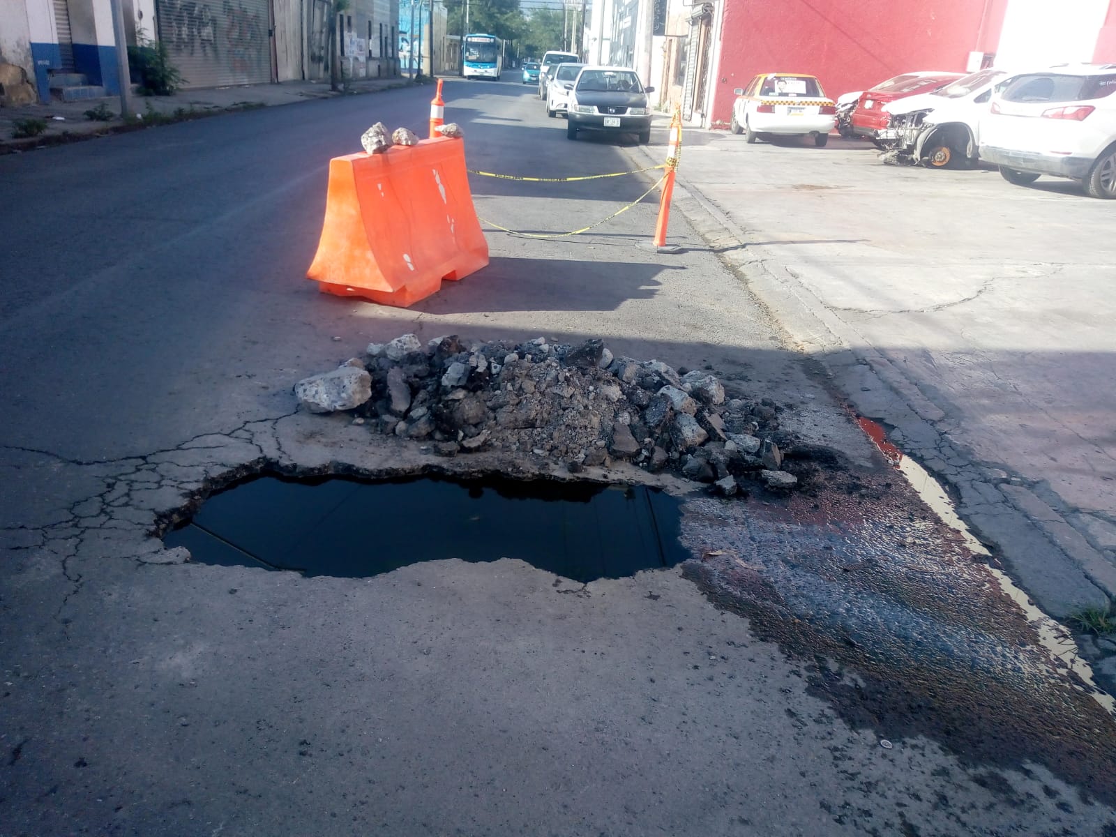 Reportan fuga de aguas negras por obra inconclusa en el Centro de Monterrey