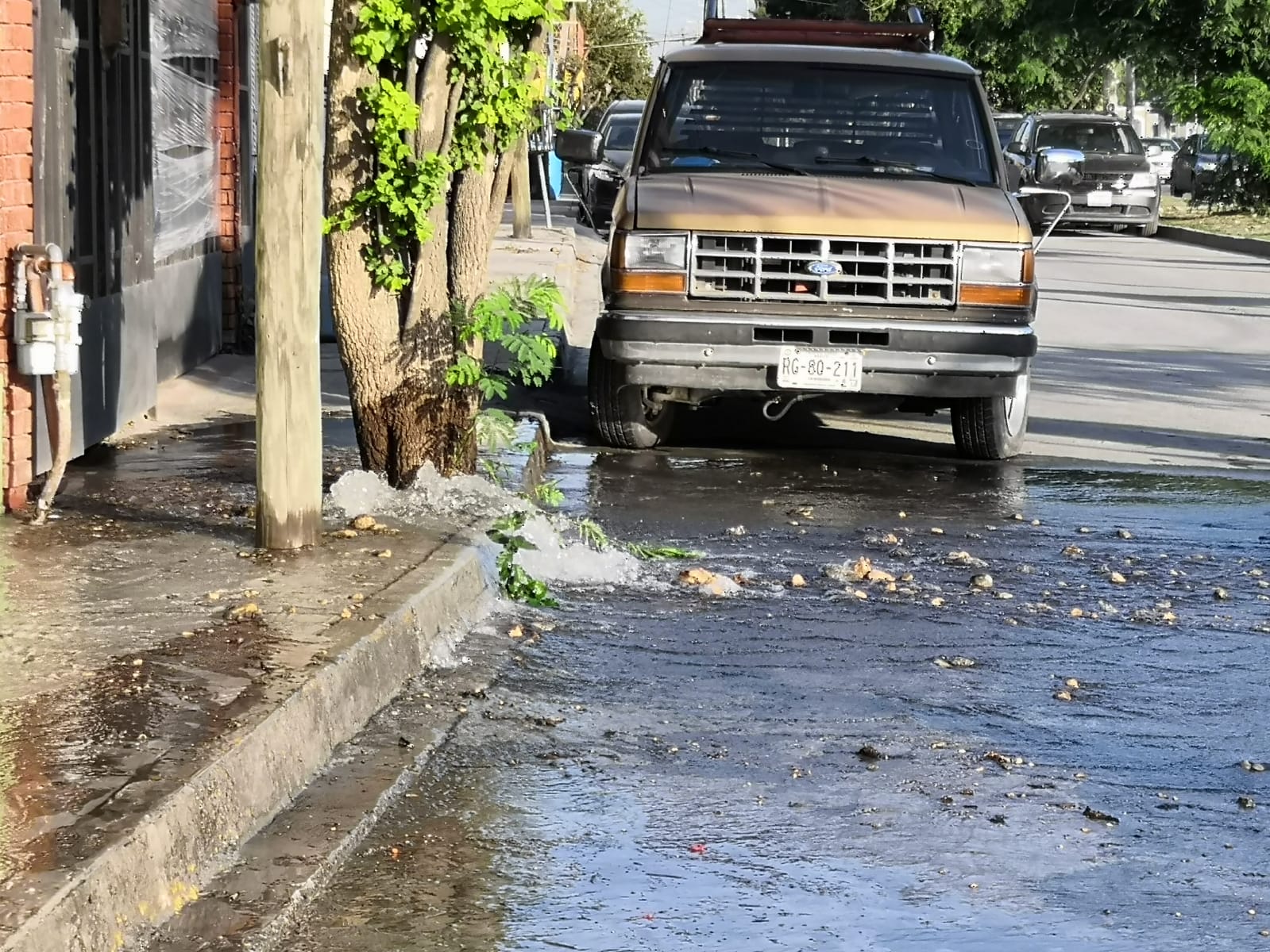Fuga de agua afecta vecinos de la colonia Valle del Mezquital