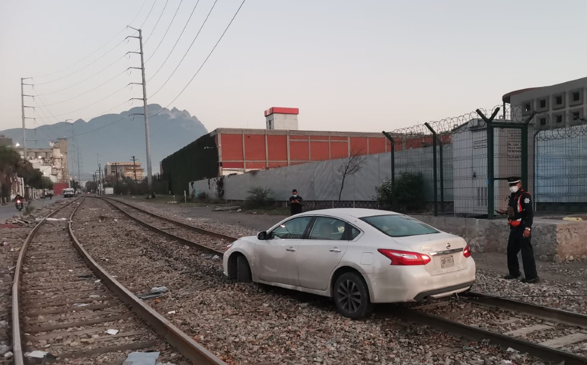 Auto queda atorado en vías del tren sobre la avenida Venustiano Carranza