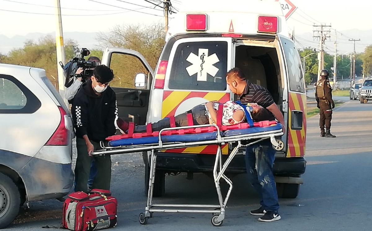 Choque entre camioneta y camión deja 3 lesionadas en Ciénega de Flores
