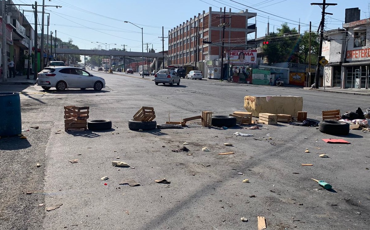Vecinos de la colonia 21 de Marzo bloquean la avenida Almazán por falta de energía eléctrica