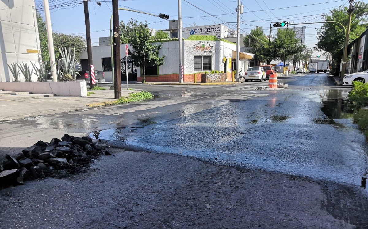 Reportan fuga de aguas negras por obra inconclusa en el Centro de Monterrey