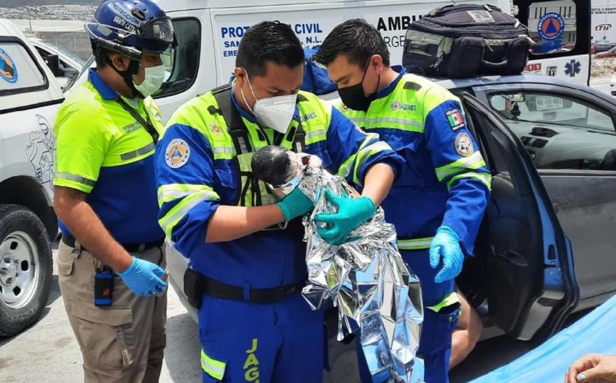 Mujer no alcanza a llegar al hospital y da a luz en su auto
