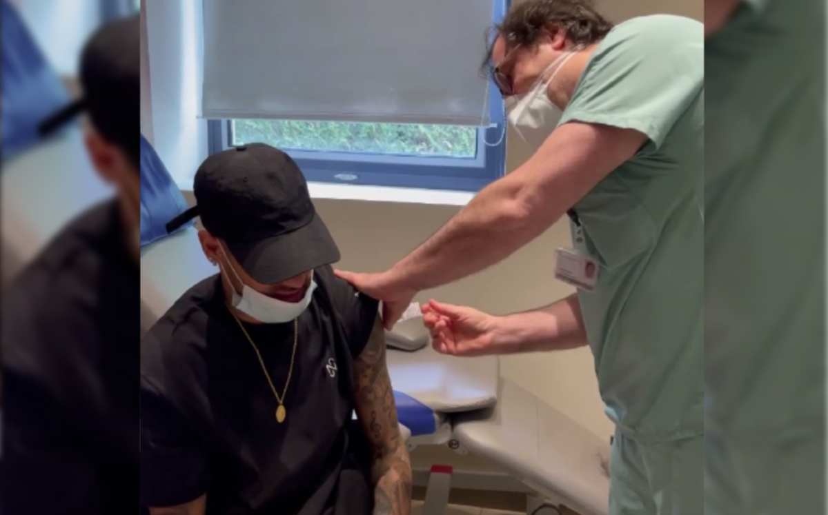 Neymar se vacuna contra COVID-19 