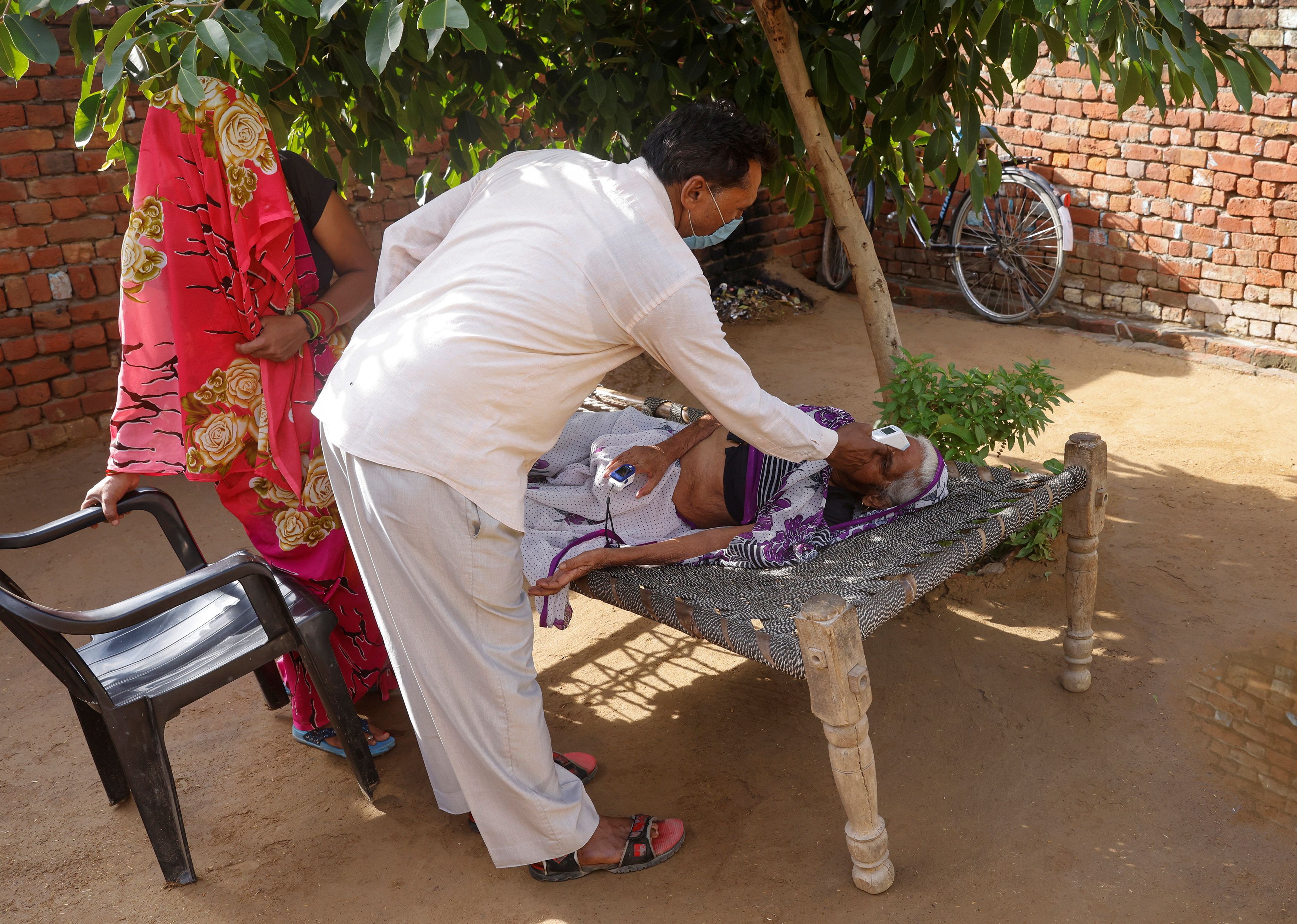 Se propaga Covid-19 en zonas rurales de India; campesinos acuden a clínicas no autorizadas