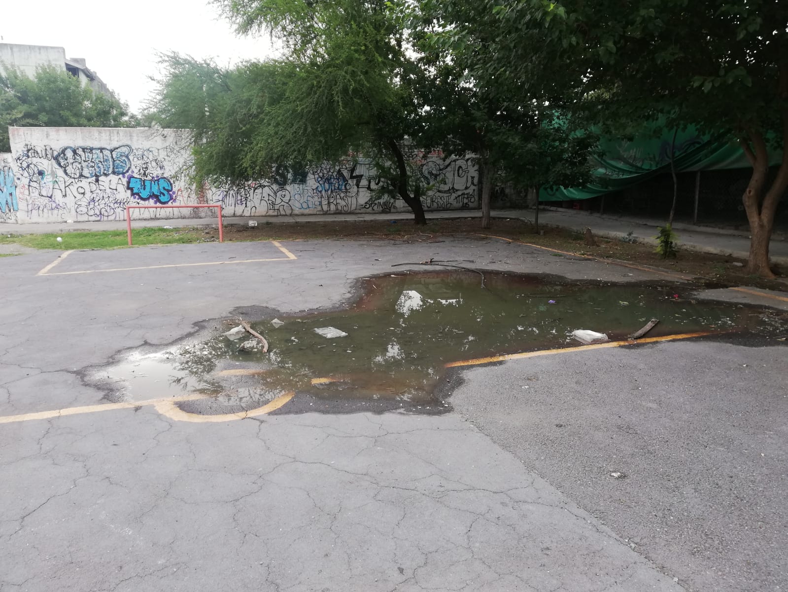 Fuga de aguas negras encharca cacha de fútbol en la colonia Constituyentes de Querétaro