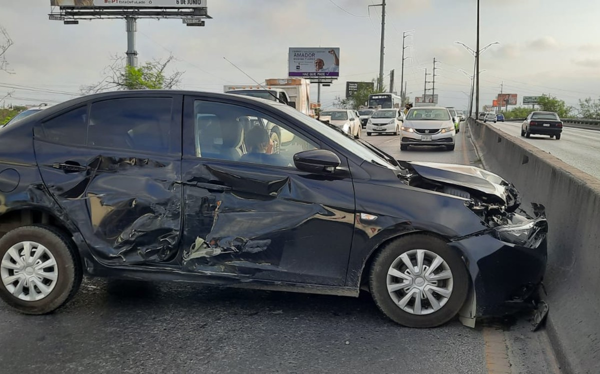 Protagonizan dos conductores accidente vial en avenida Miguel Alemán