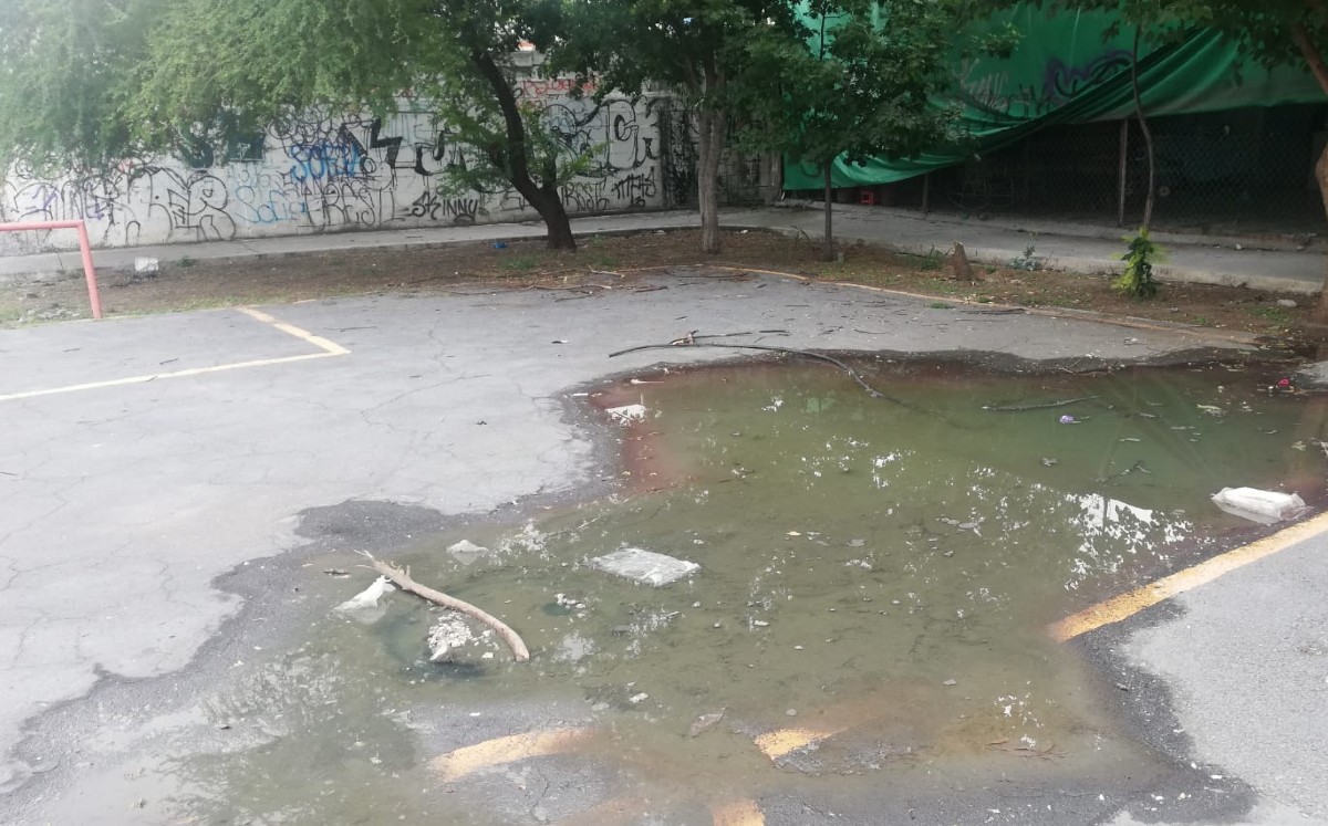 Fuga de aguas negras encharca cacha de fútbol en la colonia Constituyentes de Querétaro