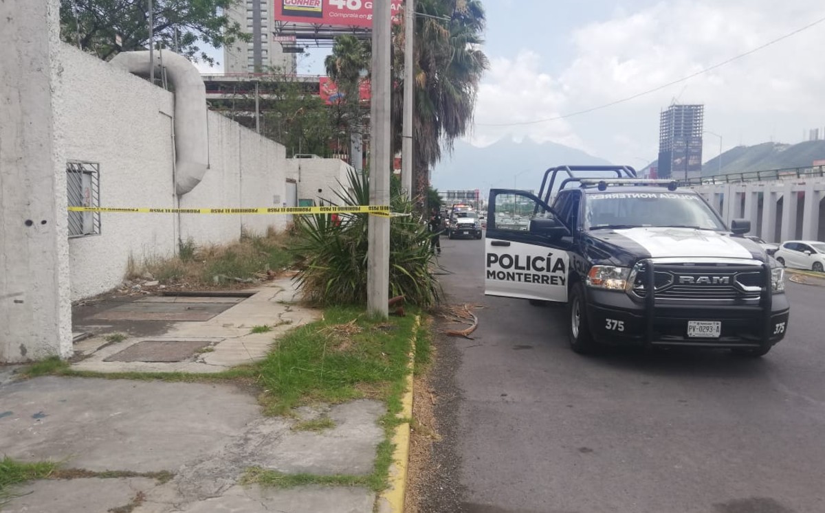 Hallan cuerpo en estado de descomposición dentro de registro sobre avenida Constitución