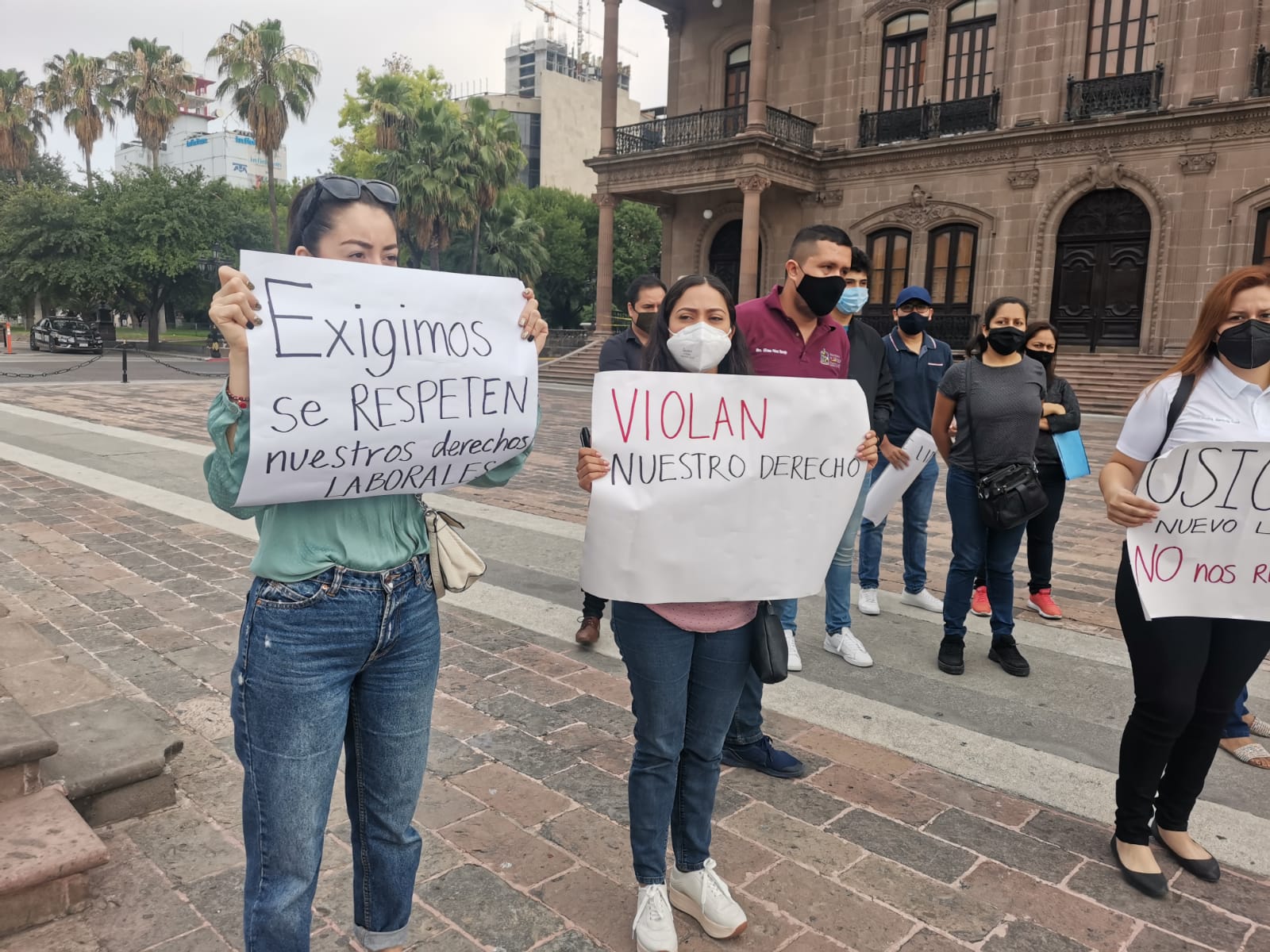 Protestan maestros en Monterrey al ser rechazados para examen de promoción