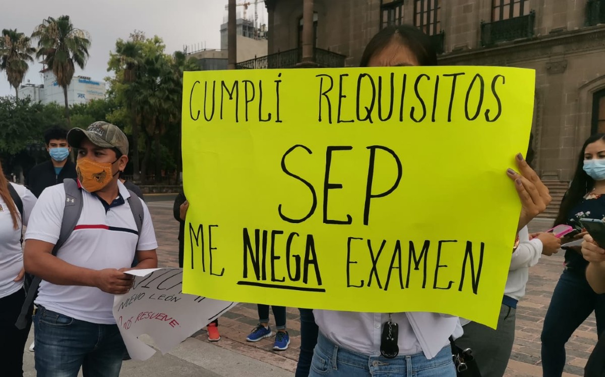 Protestan maestros en Monterrey al ser rechazados para examen de promoción