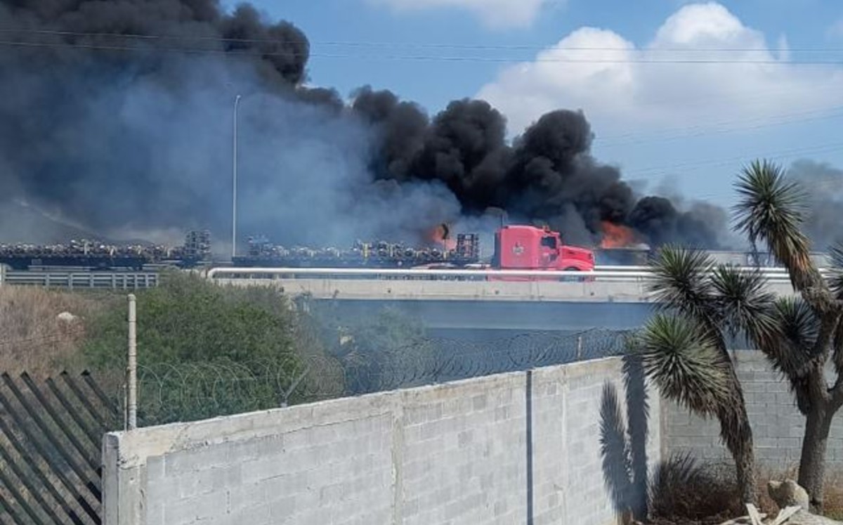 Tráiler es consumido por el fuego sobre anillo periférico en García