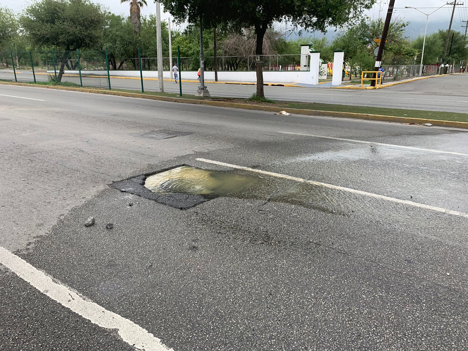 Aguas negras inundan tramo de avenida Ruiz Cortines