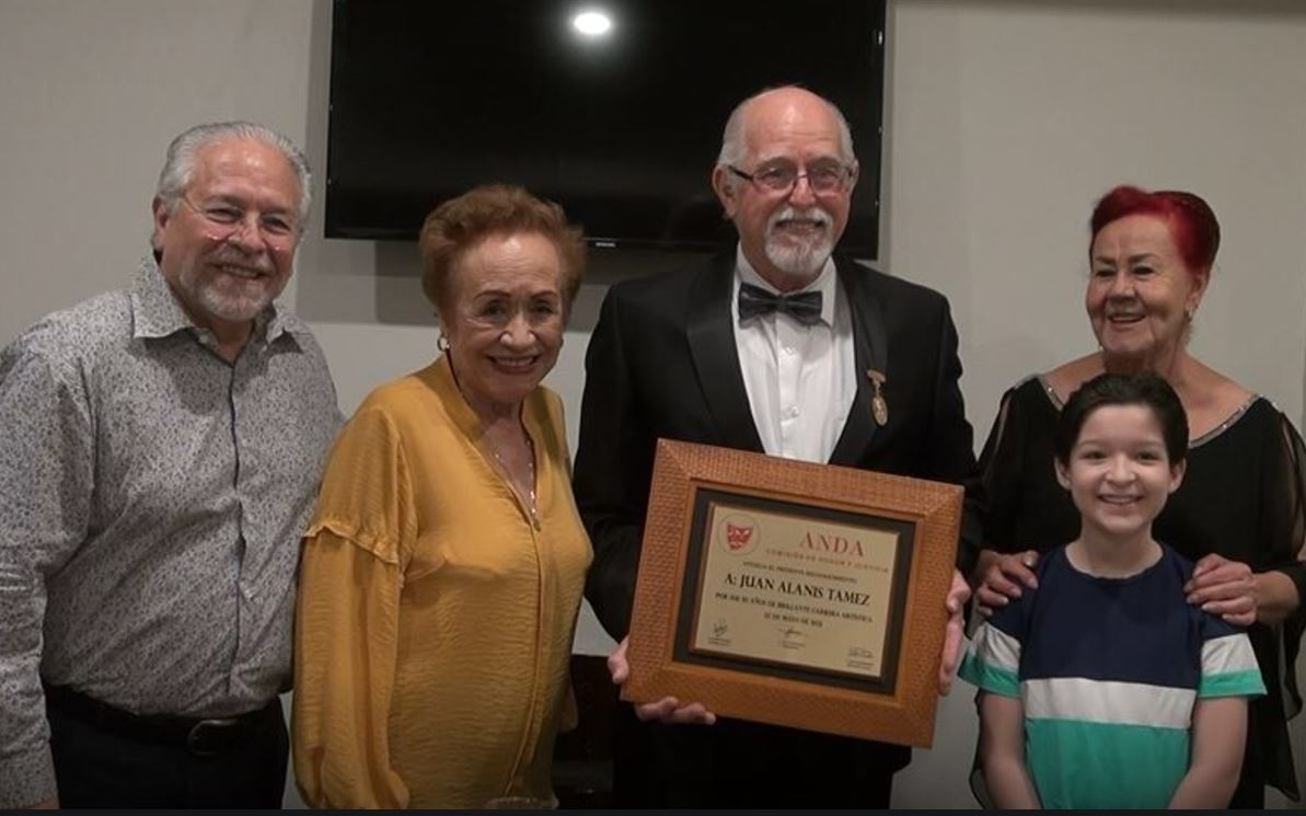 Recibe Juan Alanís reconocimiento por 50 años de carrera 