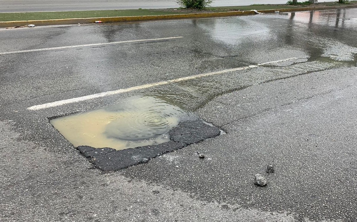 Aguas negras inundan tramo de avenida Ruiz Cortines