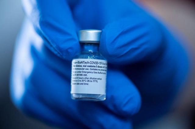 Prueba Pfizer mezcla de vacuna antineumocócica con dosis contra Covid-19
