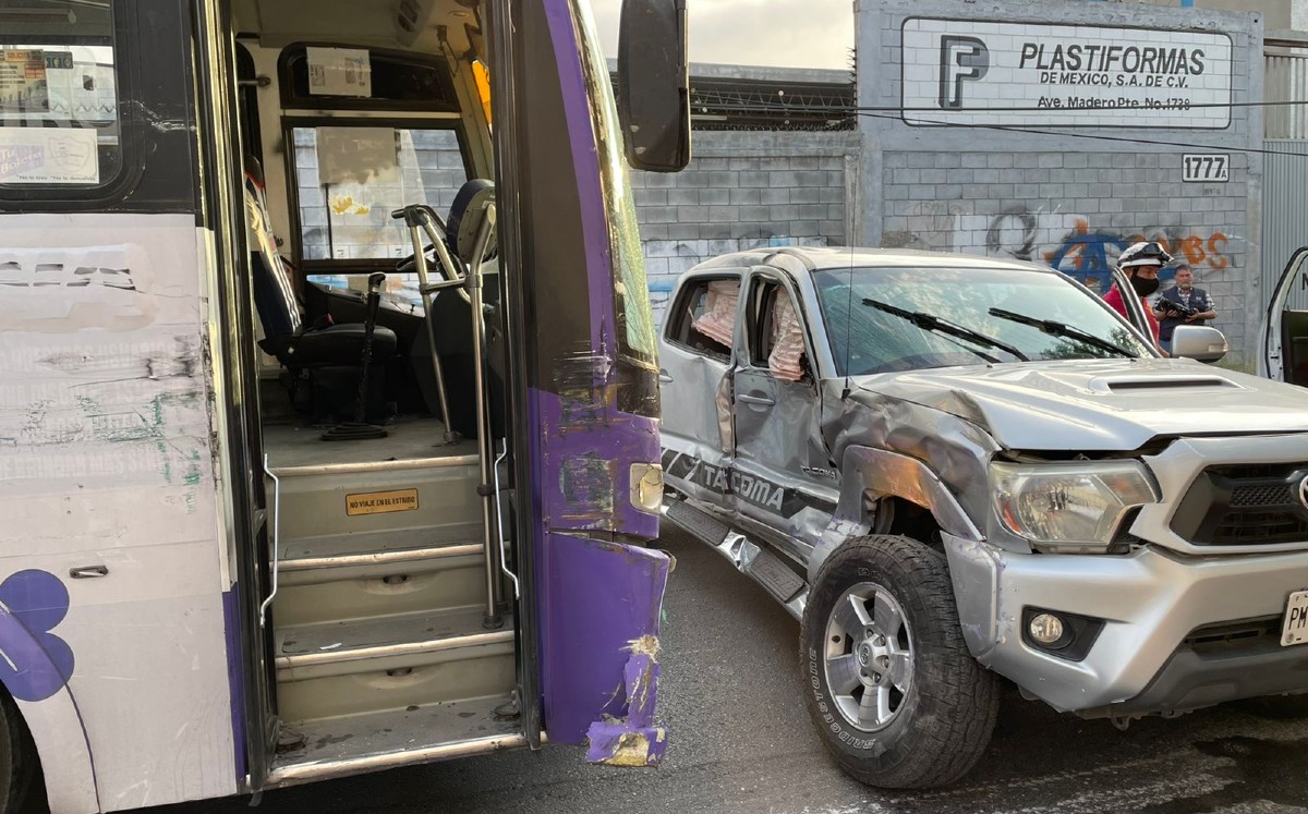 Choque entre dos camiones y una camioneta deja un par de lesionados en el Centro de Monterrey

 