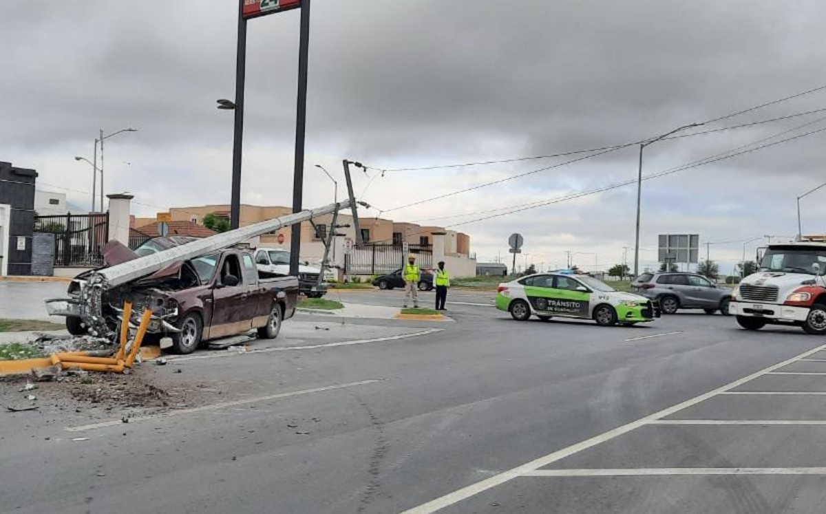 Conductor derriba poste tras estrellarse sobre la avenida Plutarco Elías Calles