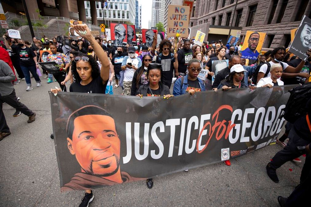 Marchan conmemorando aniversario de la muerte de George Floyd en EU