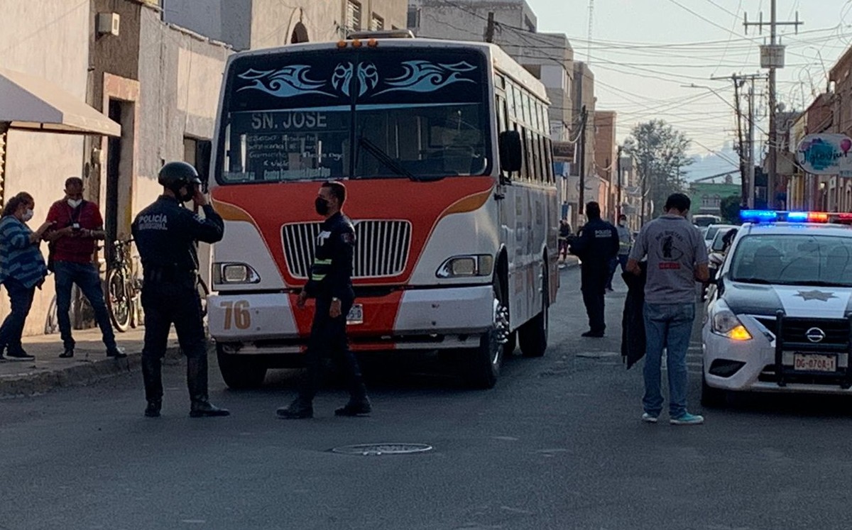 Fallece septuagenario al ser arroyado por autobús de la ruta naranja