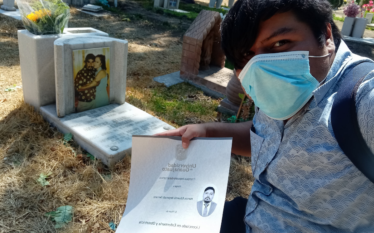 Promesa cumplida: Joven se gradúa de enfermero y lleva su título a la tumba de sus padres