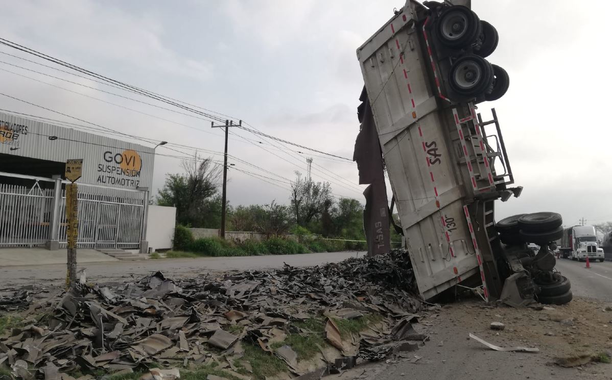 Tráiler vuelca y queda ‘parado’ en el Libramiento Noroeste