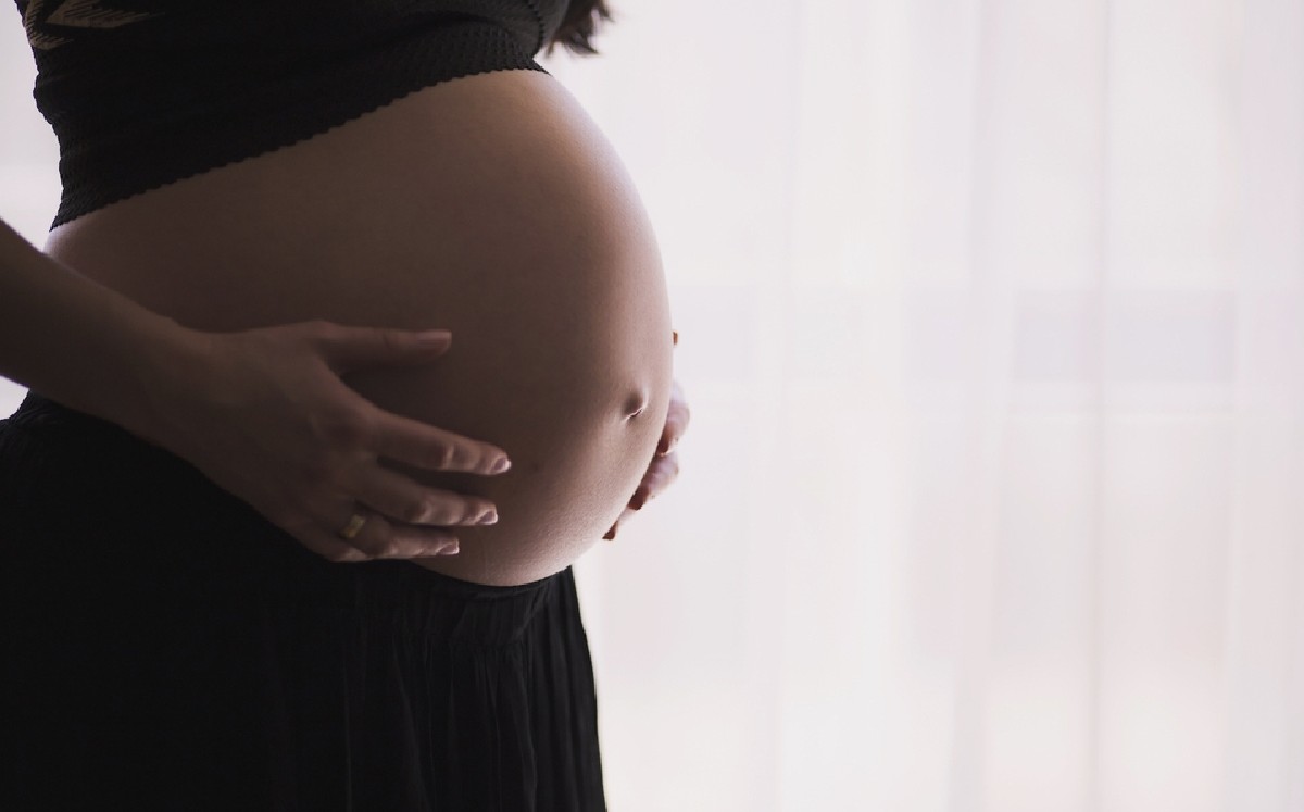 40 años después mujer se da cuenta de que médico la inseminó con su propio semen