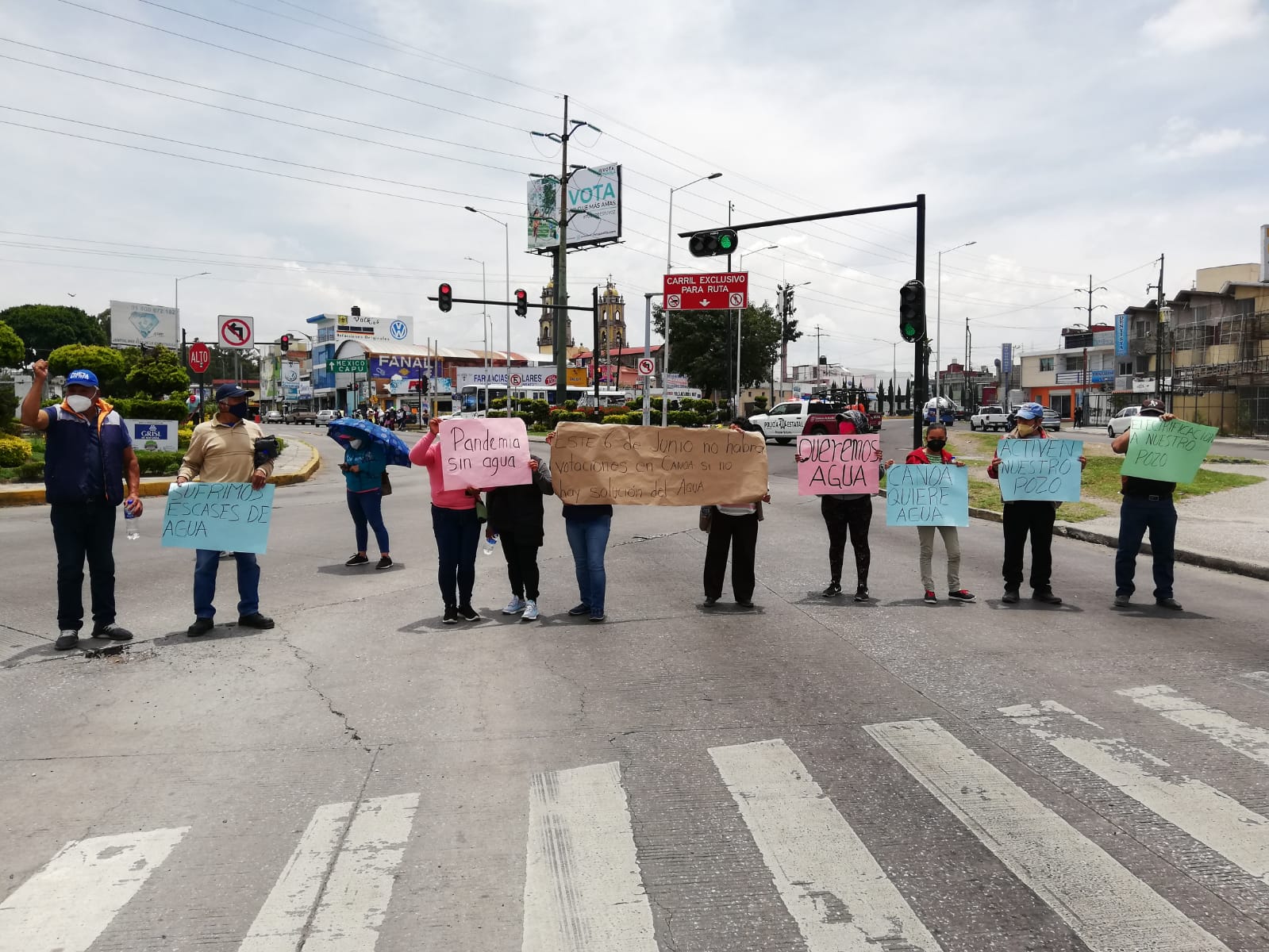 Habitantes de San Miguel Canoa bloquean la diagonal Defensores de la República