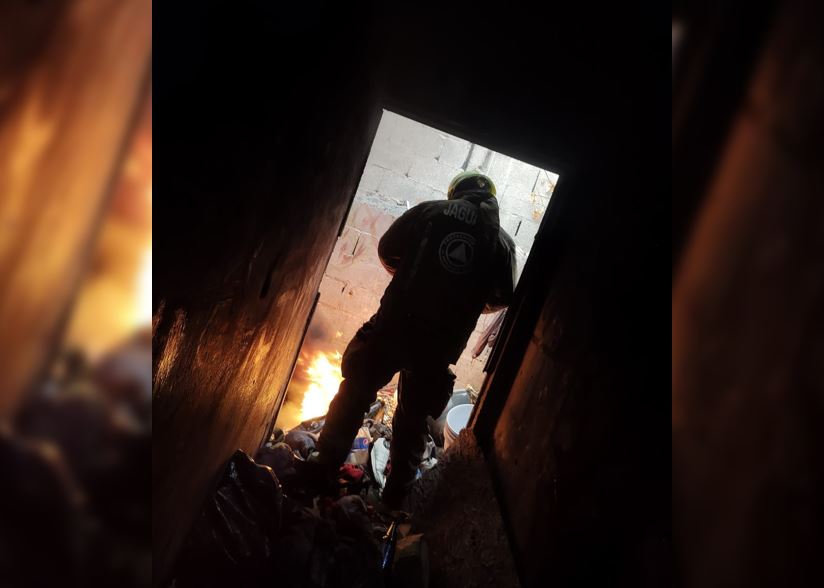 Sofocan incendio dentro de vivienda en la colonia Hacienda de Santa Catarina